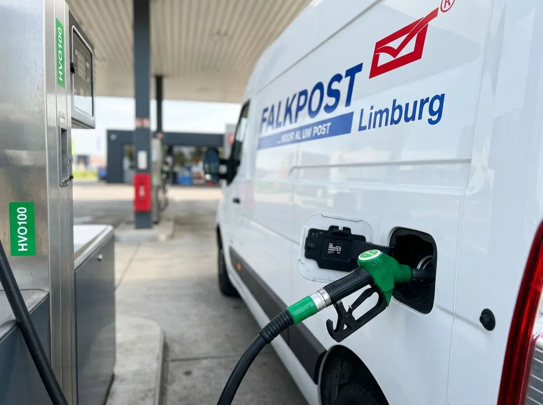 Falkpost-bus tankt HVO100 bij een tankstation